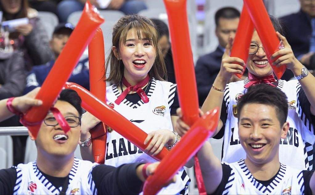 cba总决赛第三场后辽宁球员与四川球迷 cba总决赛第三场后辽宁球员与四川球迷