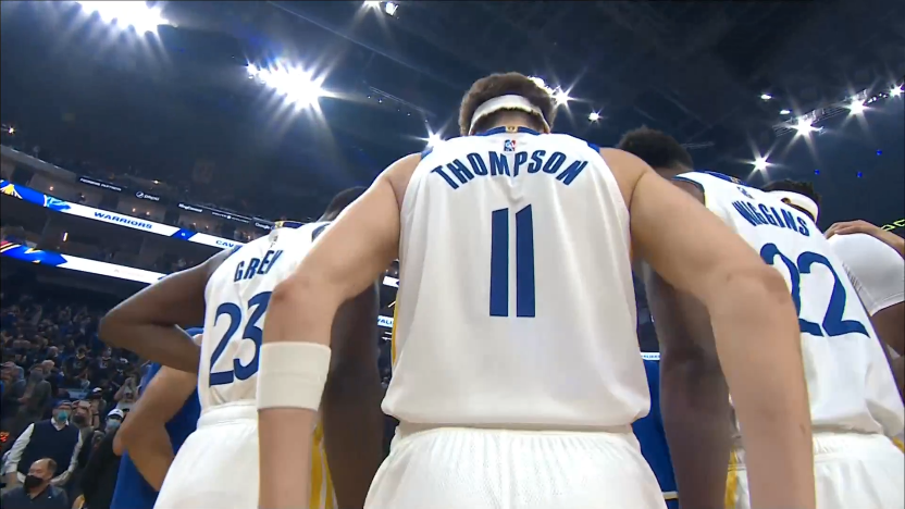 cba总决赛第三场后辽宁球员与四川球迷 cba总决赛第三场后辽宁球员与四川球迷