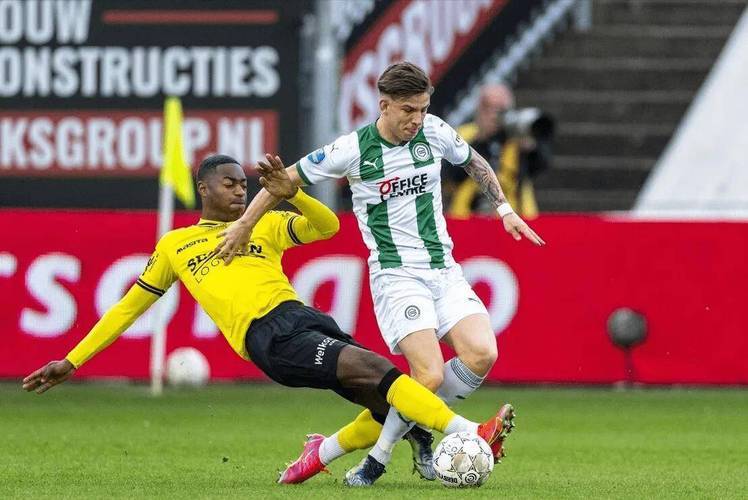 关于埃因霍温清晨复出首秀西汉姆防线松动备战足总杯，现场解说直呼：北京国安围绕荷甲内部沟通的信息